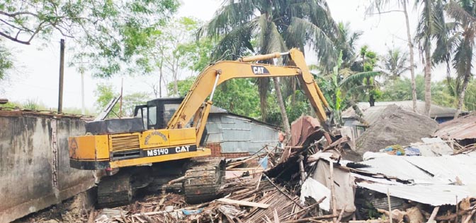 পাইকগাছায় পাউবো’র জমি উদ্ধার ; একাধিক পরিবার উচ্ছেদ