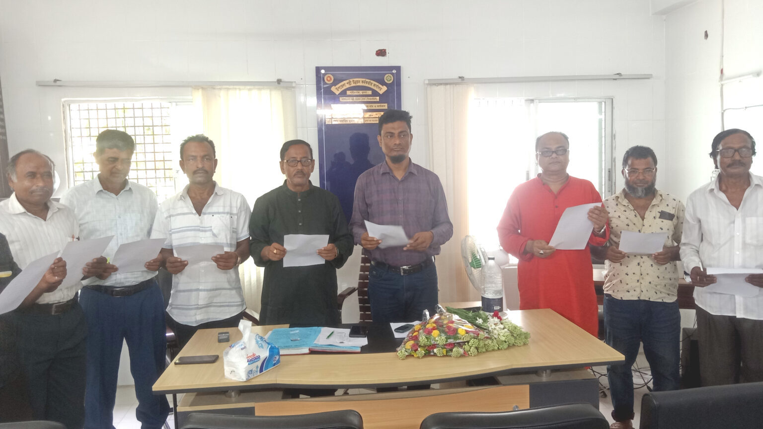 পাইকগাছায় নবনির্বাচিত কেন্দ্রীয় সমবায় সমিতি নেতৃবৃন্দের শপথ গ্রহণ