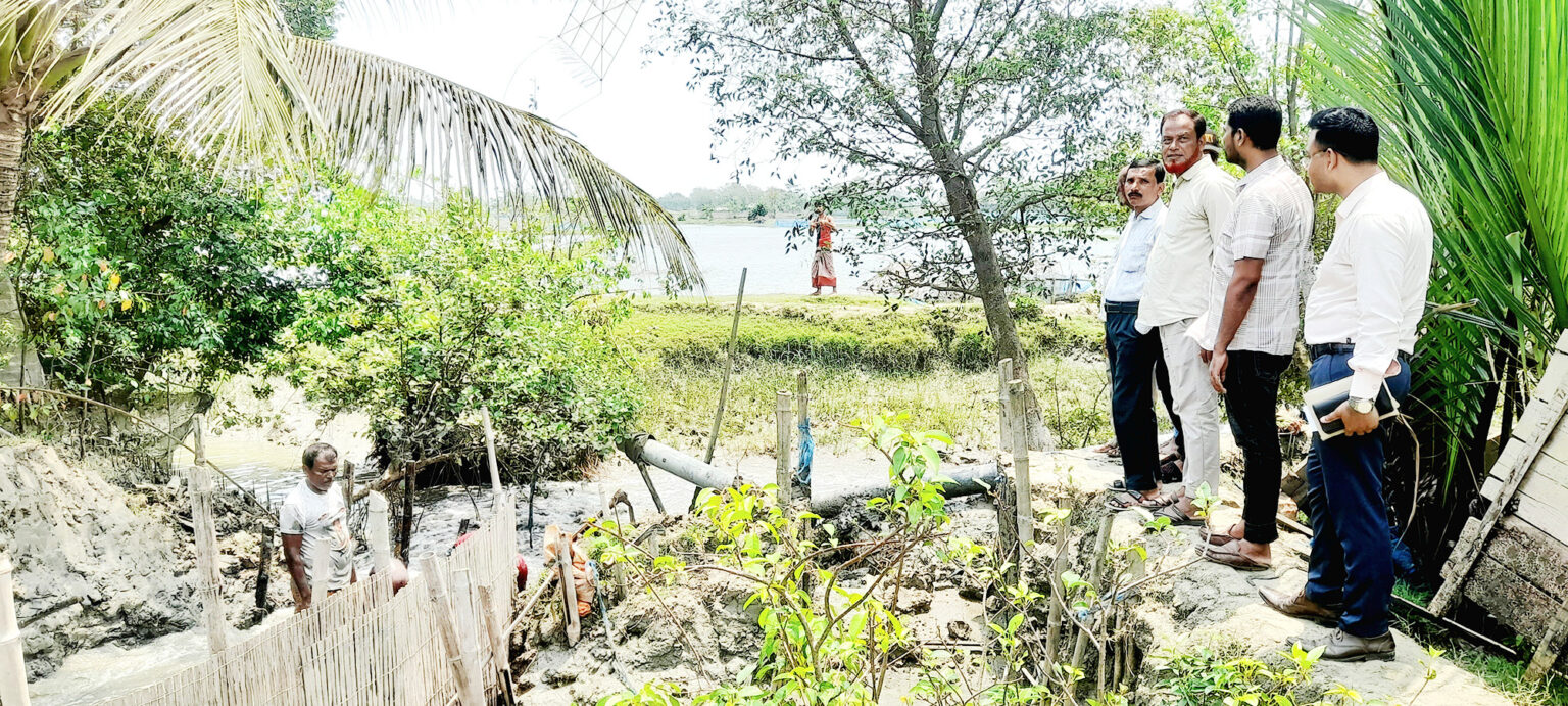 প্রতিমন্ত্রীর নির্দেশে রামপালে সরকারি খালের অবৈধ বাঁধ অপসারণ