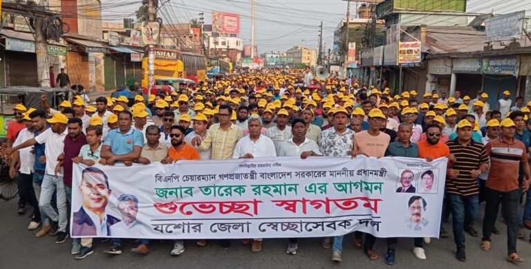 প্রধানমন্ত্রীর আগমন : যশোরে স্বেচ্ছাসেবক দলের মিছিল