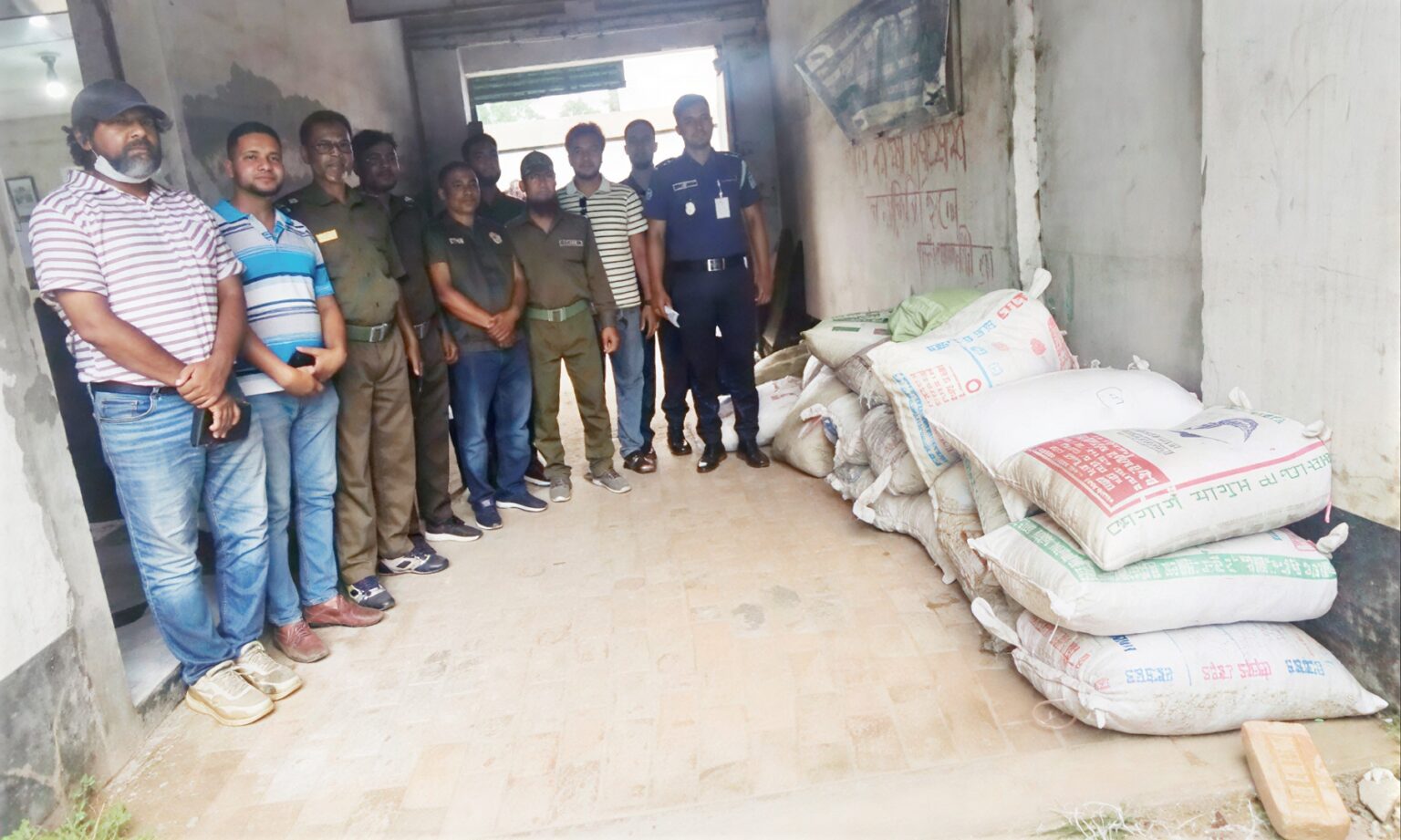 শ্যামনগরে নতুন কৌশলে শামুক পাচার চেষ্টাকালে জব্দ