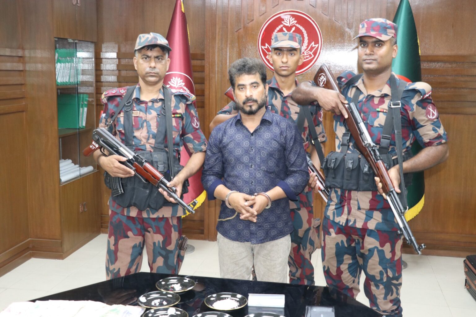 যশোরে ৬ কোটি টাকার হীরাসহ ভারতীয় নাগরিক আটক