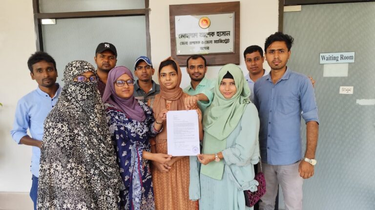 সহকারী শিক্ষক পদে যোগদান শুরুর দাবিতে স্মারকলিপি