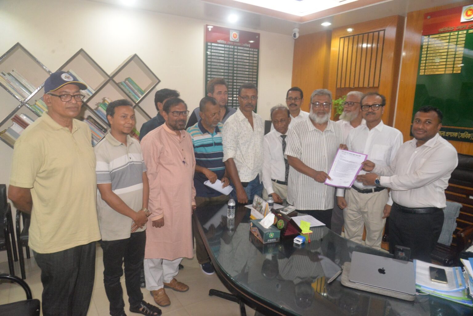 যশোর-নড়াইল-ঢাকা রুটে নতুন ট্রেনের দাবিতে স্মারকলিপি