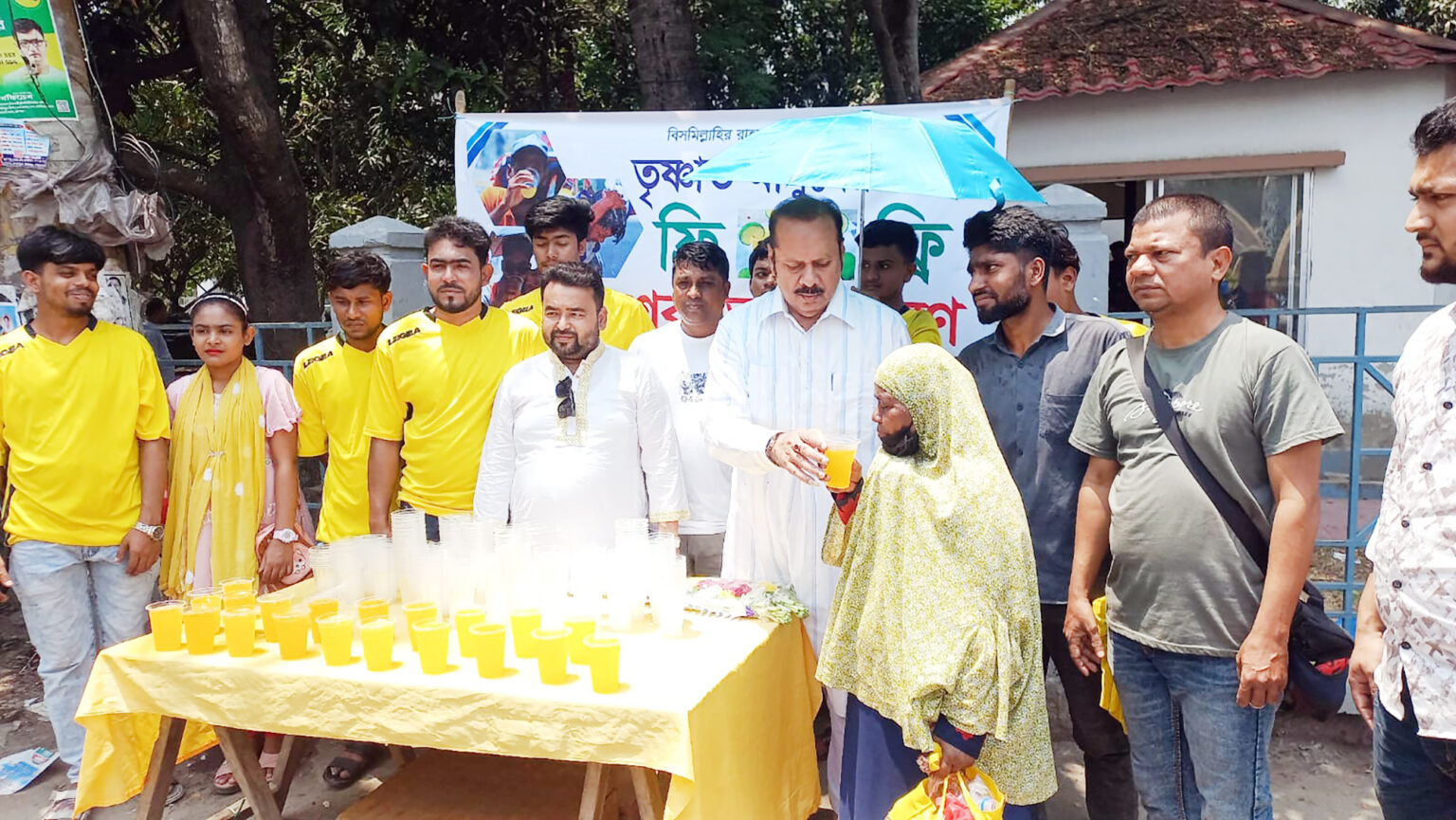 যশোরে পথচারীদের মাঝে শরবত বিতরণ