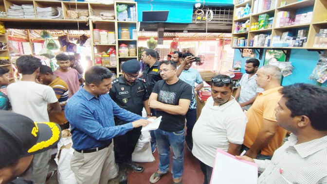 যশোরে অবৈধ মজুত ৪৩ হাজার লিটার ভোজ্য তেল জব্দ