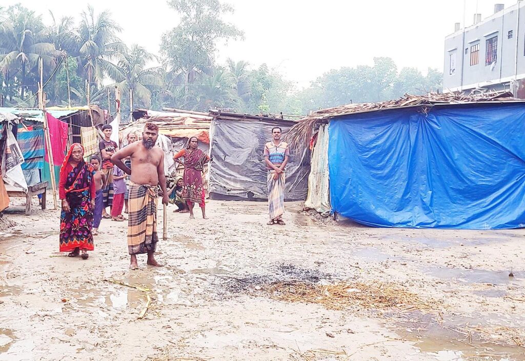 ঝড় উঠলে সন্তানদের নিয়ে পলিথিন জড়িয়ে রাত কাটাতে হয় তাদের!