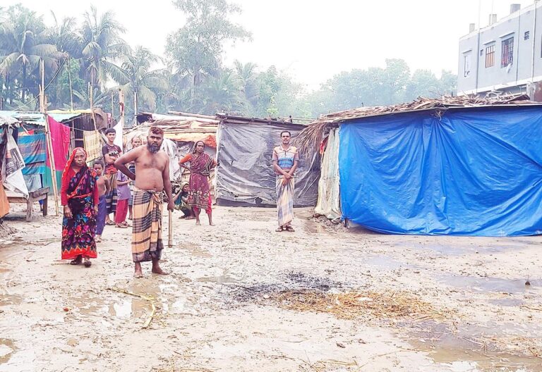 ঝড় উঠলে সন্তানদের নিয়ে পলিথিন জড়িয়ে রাত কাটাতে হয় তাদের!