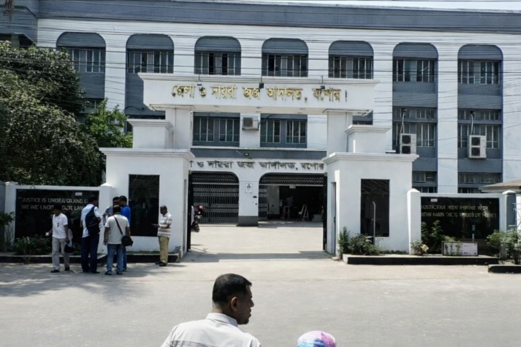 যশোরে আদালত বর্জনের মধ্যেই বিচারকের বিরুদ্ধে মামলা, বাদী গ্রেফতার