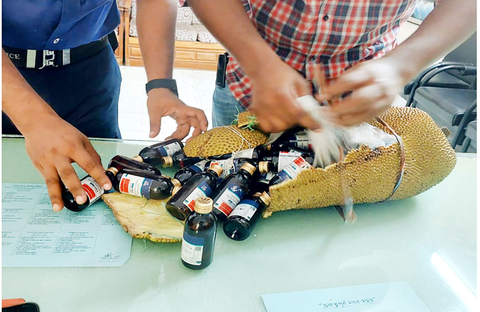 যশোরে কাঁঠালের ভেতরে মাদক পাচার, গ্রেপ্তার ১