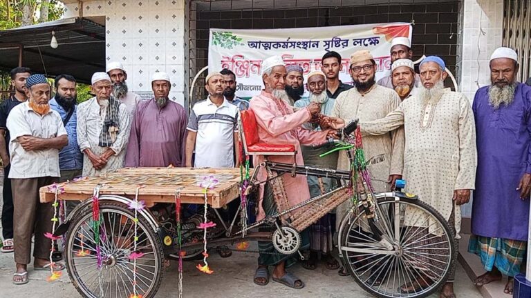 মুন্সি নাজমুলের সৌজন্যে ভ্যান প্রদান