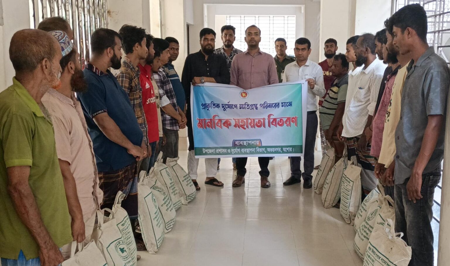 অভয়নগরে আগুনে ক্ষতিগ্রস্তদের আর্থিক ও মানবিক সহায়তা প্রদান