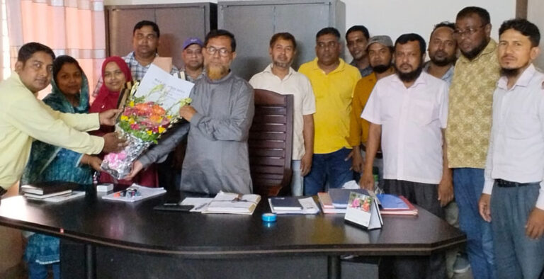 যশোর সদরে নবনিযুক্ত শিক্ষা কর্তাকে ফুলেল শুভেচ্ছা