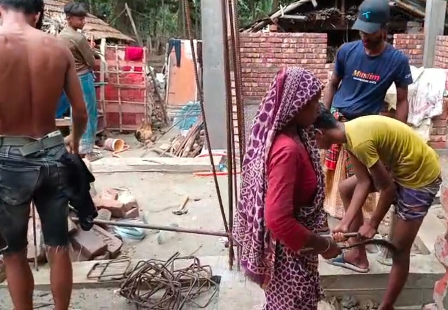 সাতক্ষীরায় আদালতের নির্দেশ অমান্য করে ঘর নির্মাণের অভিযোগ