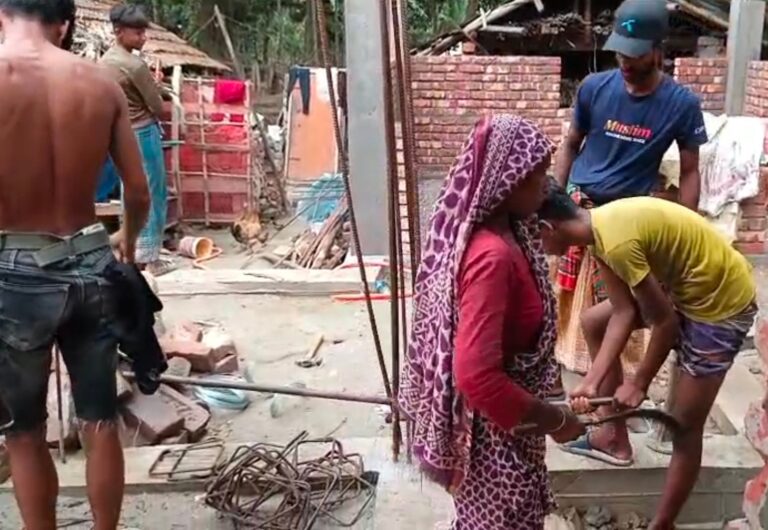 সাতক্ষীরায় আদালতের নির্দেশ অমান্য করে ঘর নির্মাণের অভিযোগ