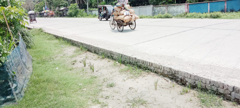 মহাসড়কের পাশ অসম রেখেই যান চলাচল, দুর্ঘটনার আশঙ্কা