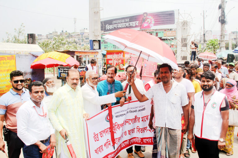 যশোরে রেড ক্রিসেন্টের ছাতা, পাখা ও পানি বিতরণ যশোরে রেড ক্রিসেন্টের ছাতা, পাখা ও পানি বিতরণ