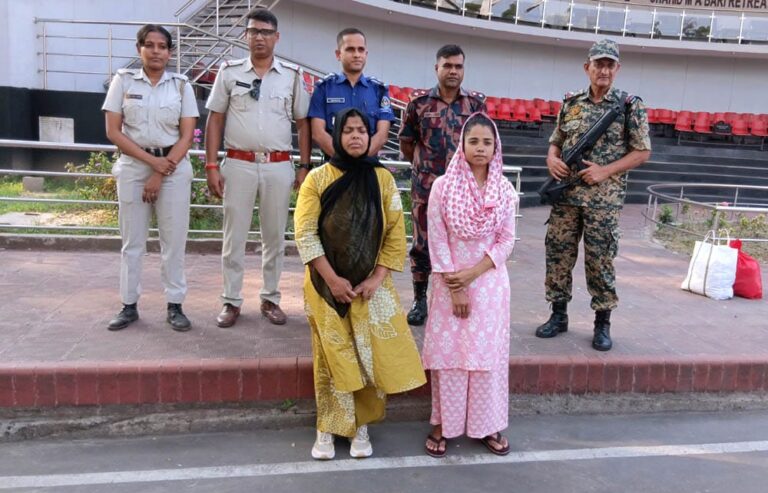 ভারতে পাচার হওয়া দুই নারীকে বেনাপোল চেকপোস্ট দিয়ে ফেরত ভারতে পাচার হওয়া দুই নারীকে বেনাপোল চেকপোস্ট দিয়ে ফেরত
