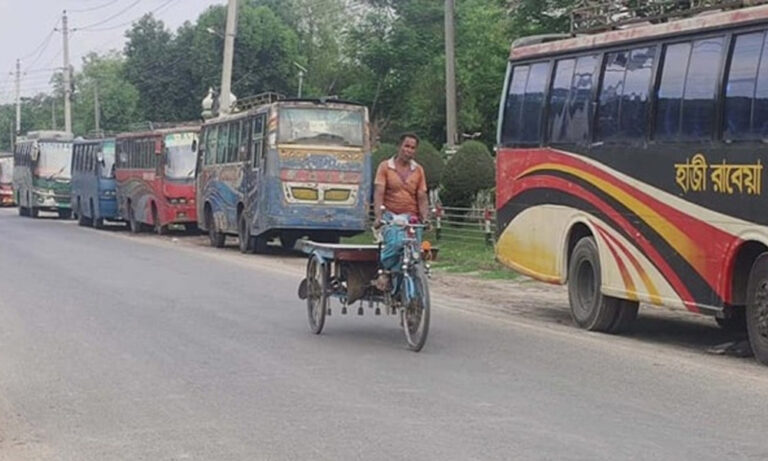 চুয়াডাঙ্গা-মেহেরপুর সড়কে বাস ধর্মঘট, ভোগান্তিতে যাত্রীরা