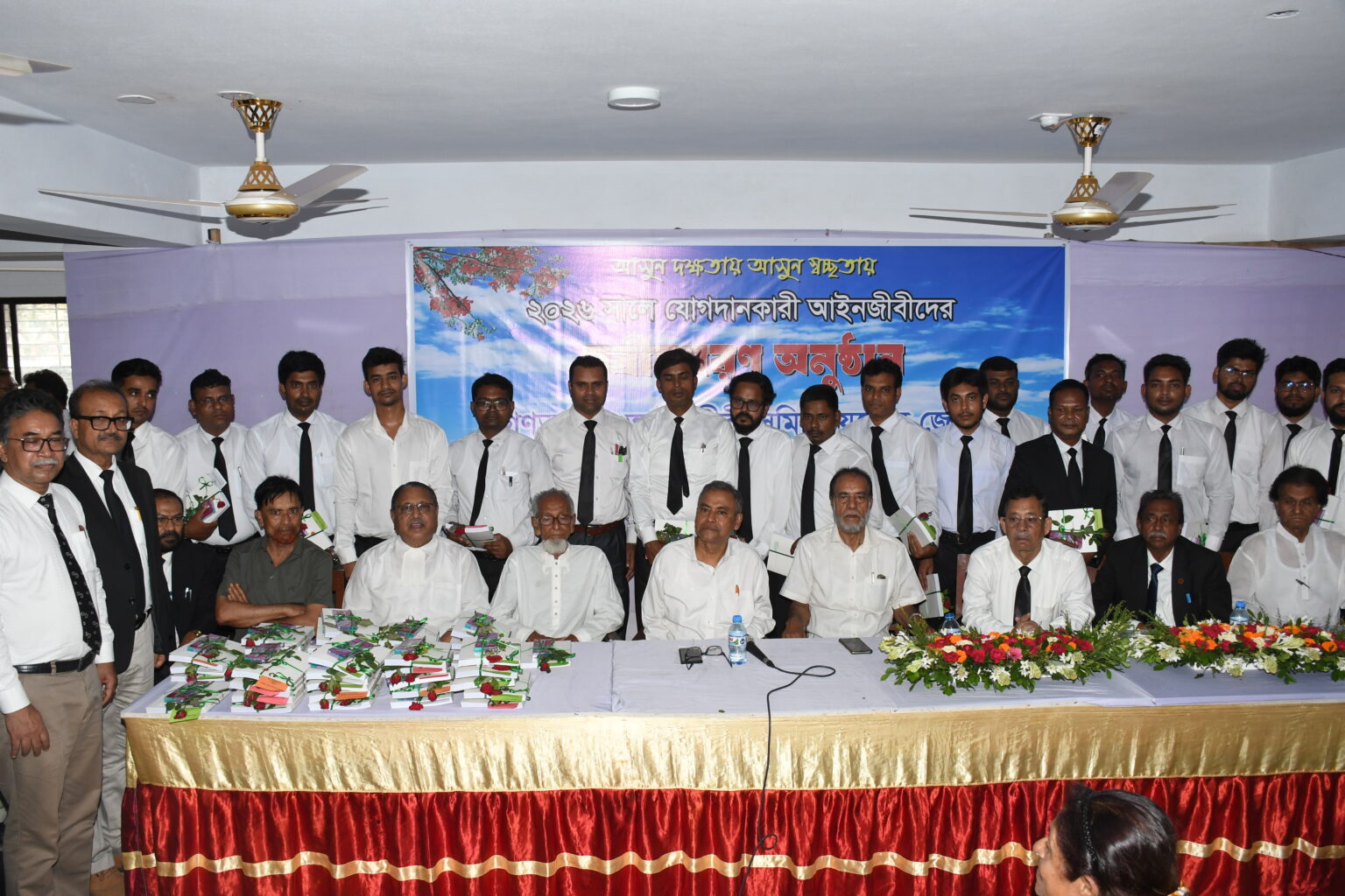 যশোরে নবীন আইনজীবীদের বরণ করে নিল জেলা আইনজীবী সমিতি