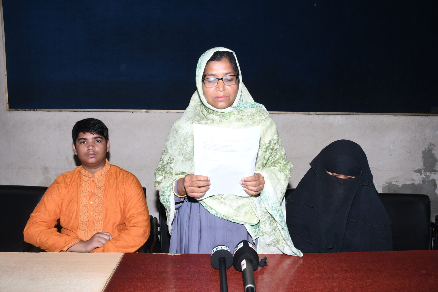 স্বামী ও শশুরবাড়ির সদস্যদের বিচার চেয়ে যশোরে গৃহবধূর সংবাদ সম্মেলন
