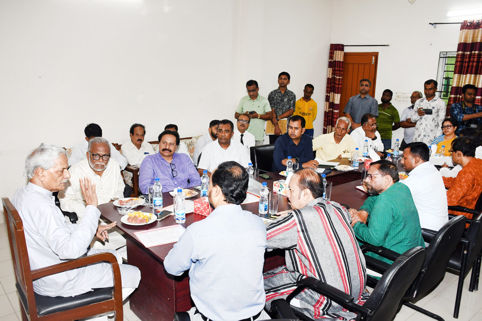 দুই শতাব্দীর ঐতিহ্যবাহী যশোর ইন্সটিটিউট পাবলিক লাইব্রেরি পরিদর্শনে সংস্কৃতিমন্ত্রী