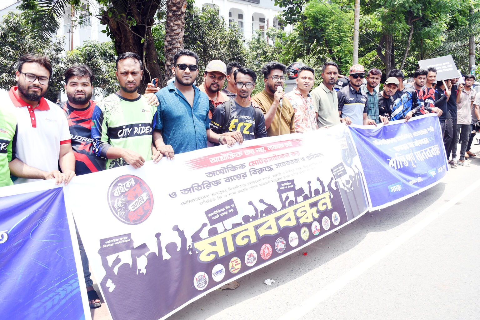 মোটরসাইকেলে অগ্রিম আয়কর প্রত্যাহার দাবিতে যশোরে মানববন্ধন