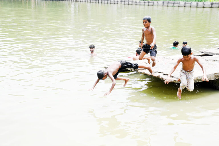 আগুনঝরা রোদে পুড়ছে যশোরাঞ্চল আগুনঝরা রোদে পুড়ছে যশোরাঞ্চল