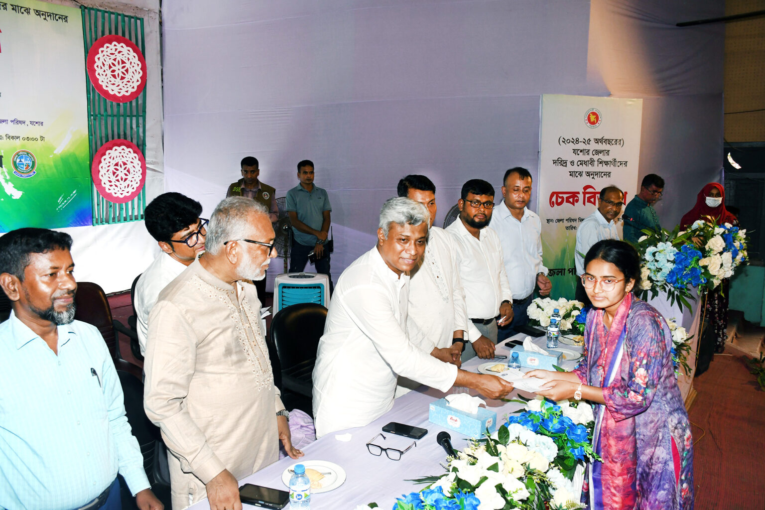 যশোর জেলা পরিষদের উদ্যোগে দরিদ্র ও মেধাবী শিক্ষার্থীদের মাঝে চেক বিতরণ