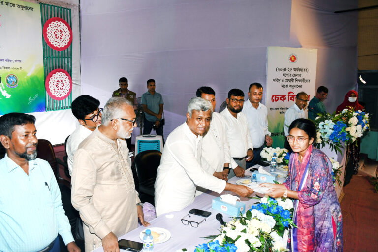যশোর জেলা পরিষদের উদ্যোগে দরিদ্র ও মেধাবী শিক্ষার্থীদের মাঝে চেক বিতরণ