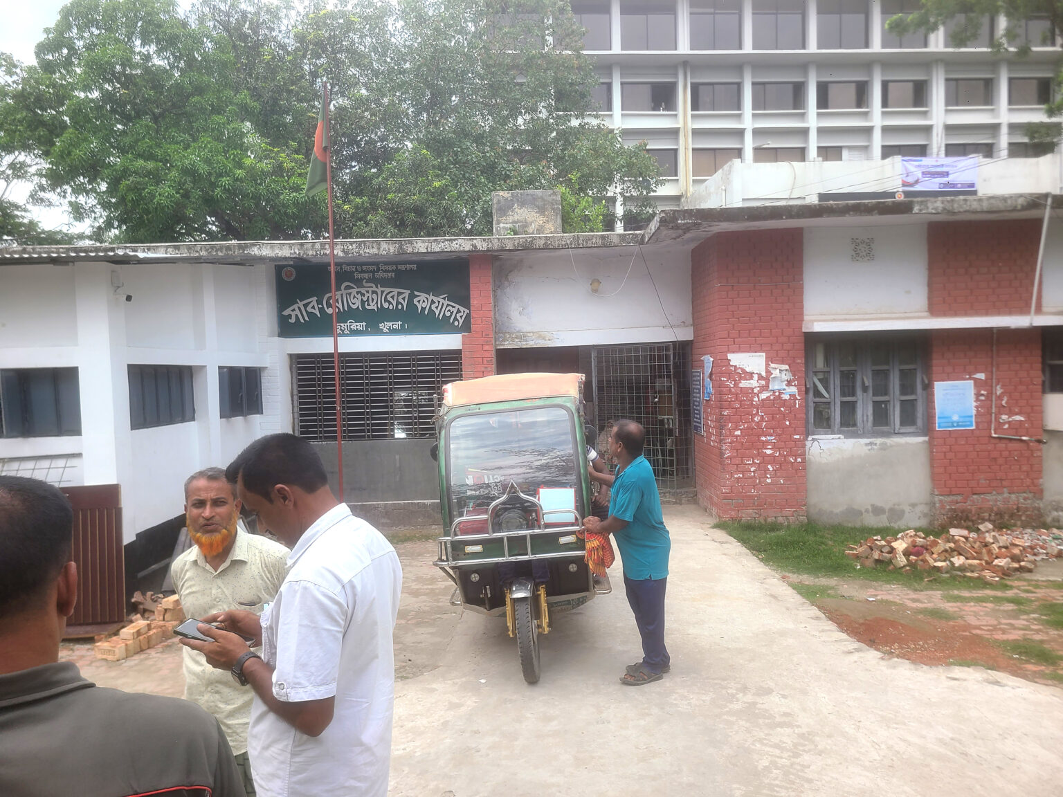 ‘টক অব দ্য সিটি’ ডুমুরিয়া সাব রেজিস্ট্রি অফিসের ঘুষ বাণিজ্য