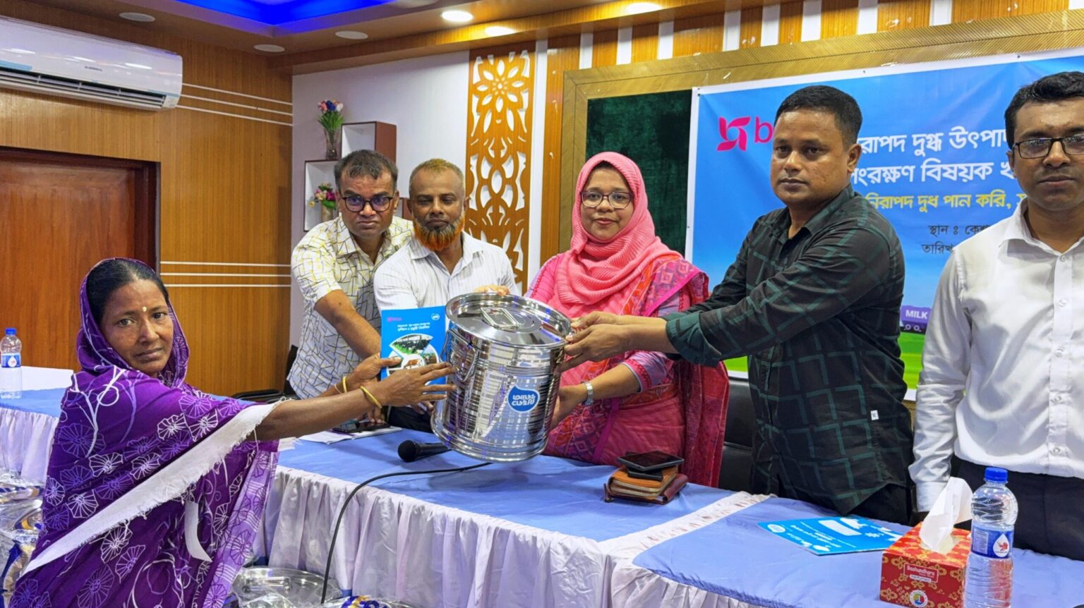 কেশবপুরে ১০০ জন দুগ্ধ খামারিকে নিরাপদ দুধ উৎপাদনে প্রশিক্ষণ কেশবপুরে ১০০ জন দুগ্ধ খামারিকে নিরাপদ দুধ উৎপাদনে প্রশিক্ষণ