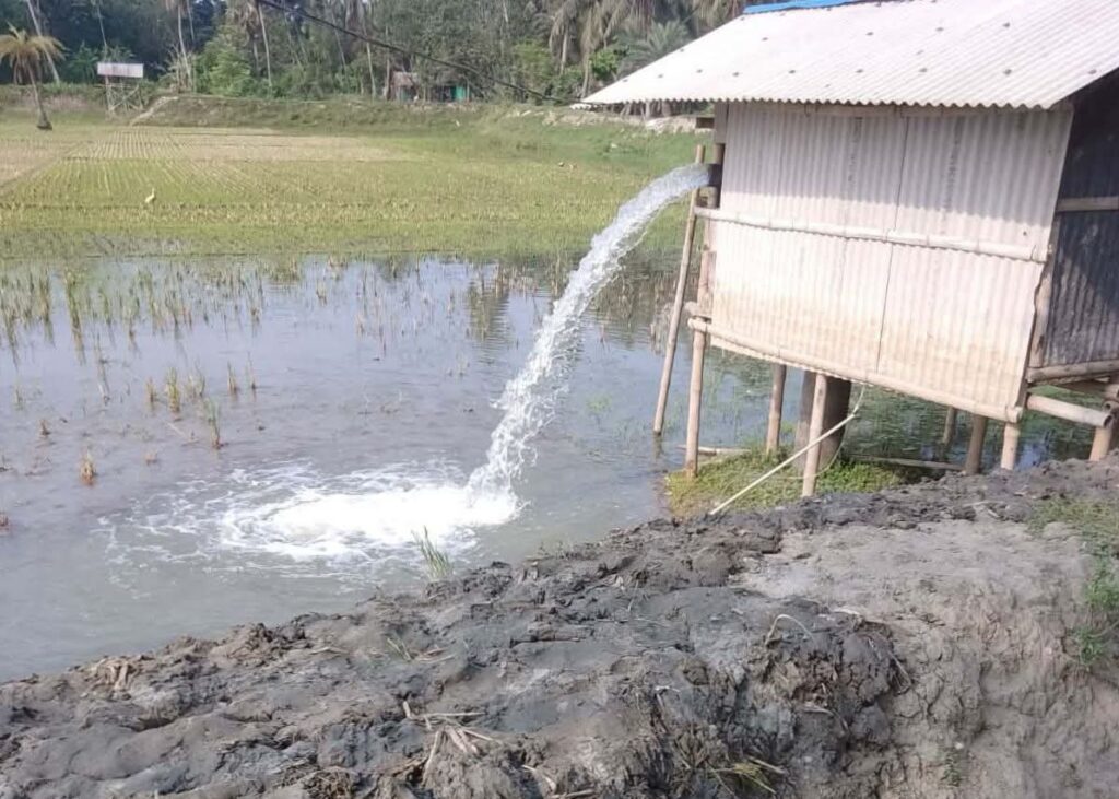 কেশবপুরে ভূগর্ভস্থ পানি তুলে মাছের ঘের বর্ষায় ফের ভয়াবহ জলাবদ্ধতার আশঙ্কা