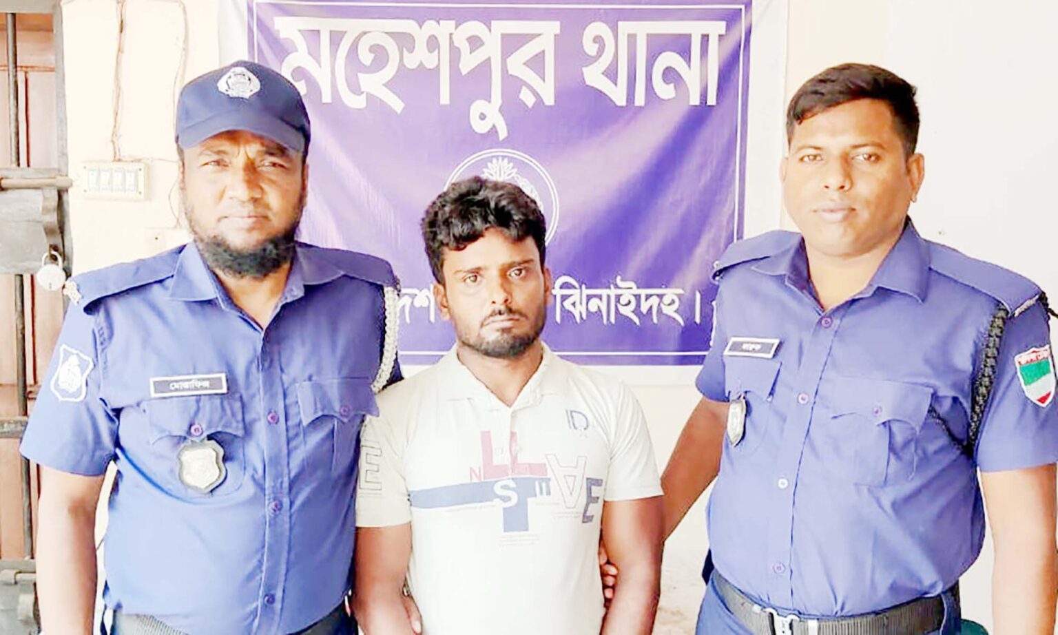 মহেশপুরে নগ্ন ভিডিও ছড়ানোর হুমকিতে চাঁদা দাবি : অভিযুক্ত আটক