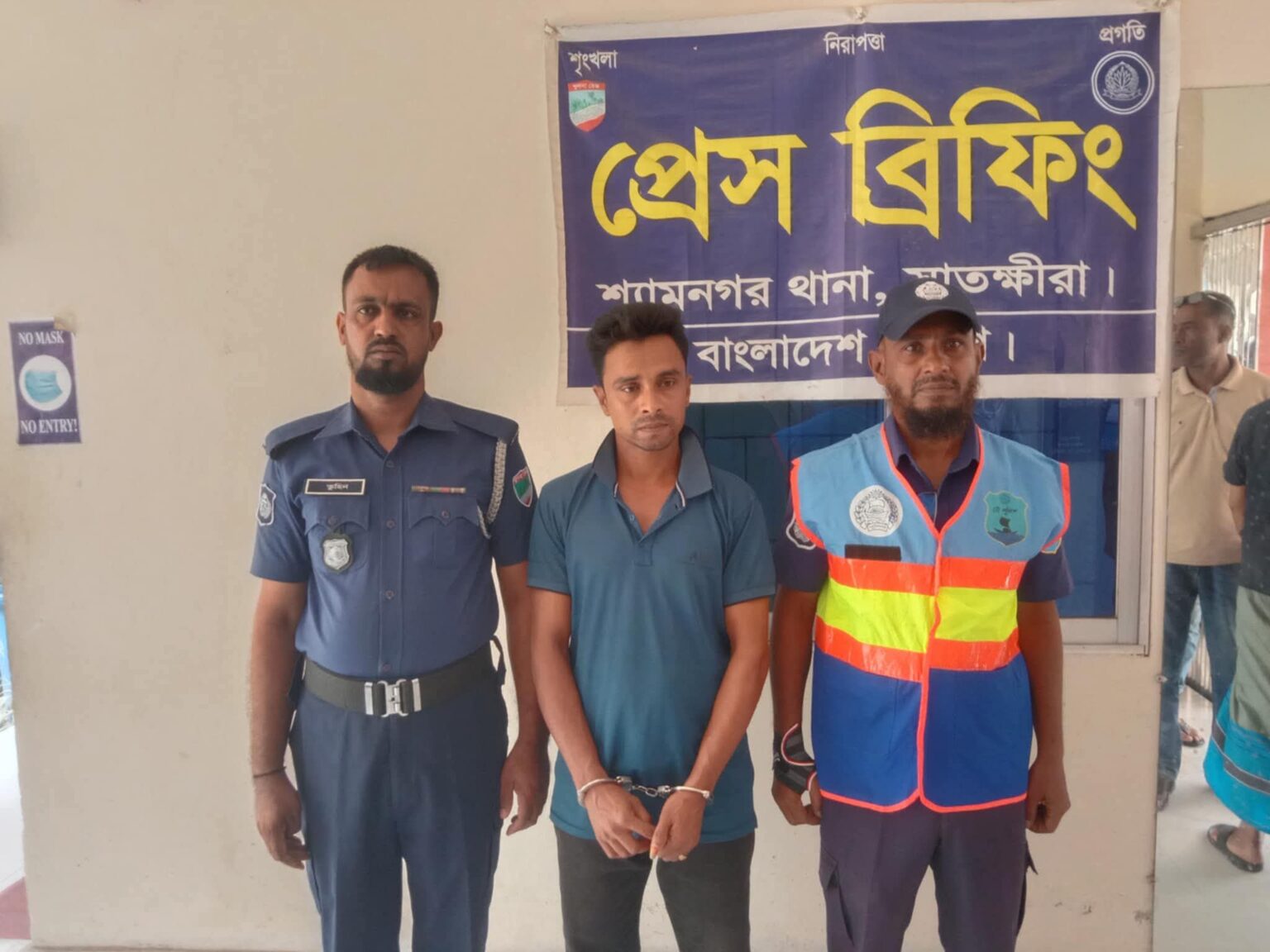 শ্যামনগরে অবৈধভাবে বালু উত্তোলন : জরিমানা