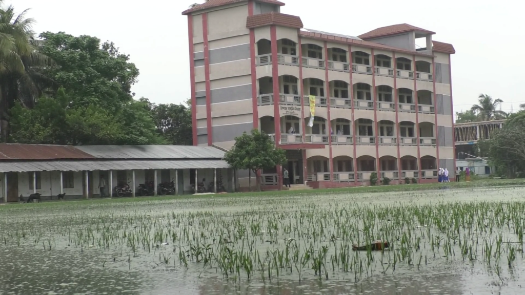ভঙ্গুর ড্রেনেজ ব্যবস্থা : ই ব্লকে জলাবদ্ধতা, ভোগান্তিতে স্থানীয়রা