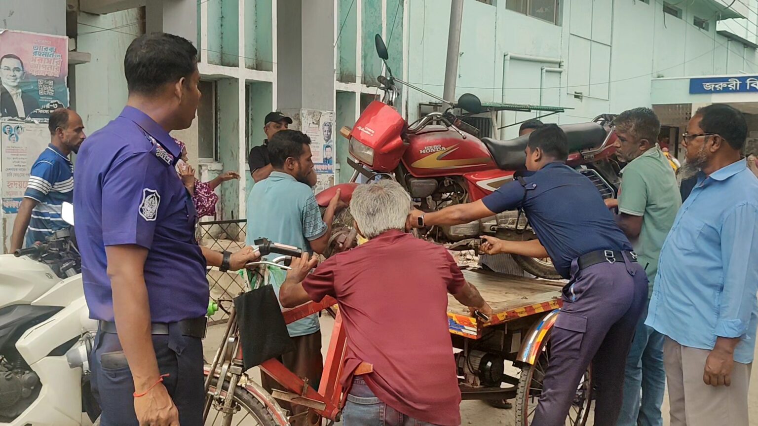 শহরের যানজট কমাতে মাঠে ট্রাফিক পুলিশ