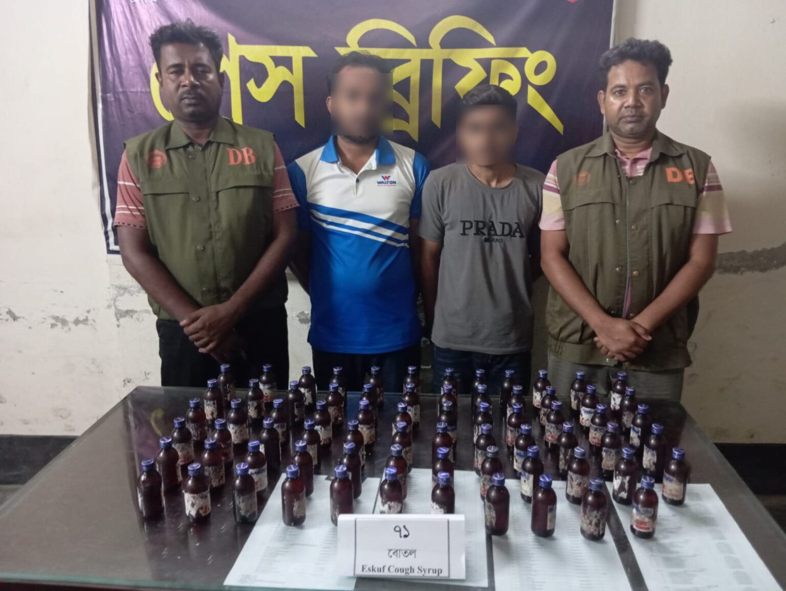 চৌগাছায় ডিবির অভিযানে ৭১ বোতল মাদকসহ আটক ২
