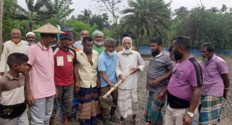 আইনি বাধা অপসারণের পর মুক্তেশ্বরী খনন শুরু, উচ্ছ্বসিত এলাকাবাসী