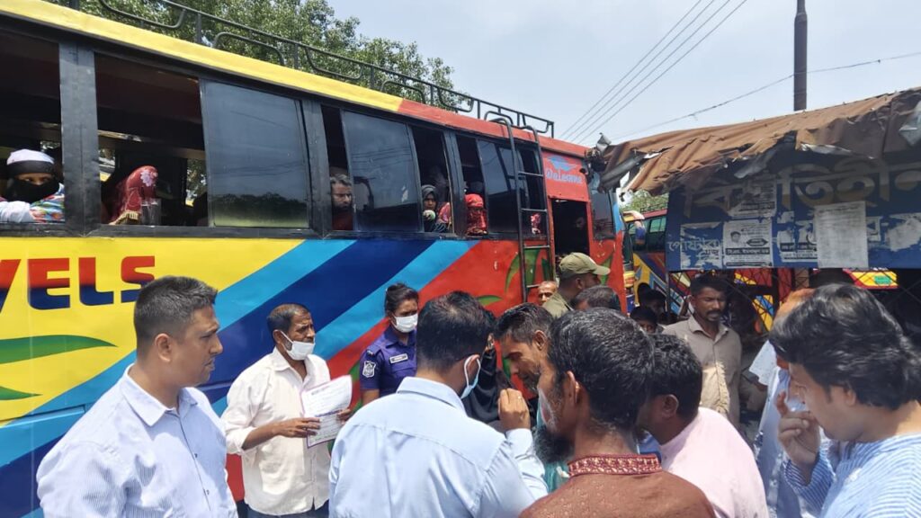 রাজারহাট চামড়ার হাঁট ও যশোর টার্মিনালে ভ্রাম্যমাণ আদালতের অভিযান