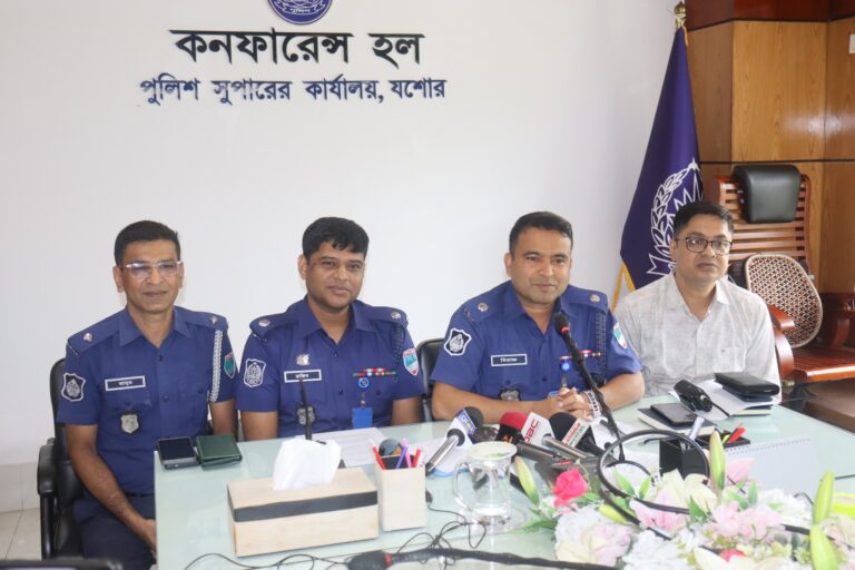 যশোরে অতিরিক্ত পুলিশ সুপারের সংবাদ সম্মেলন