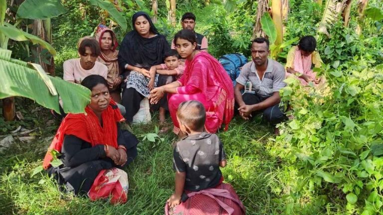 চুয়াডাঙ্গা সীমান্তে অবৈধভাবে পারাপারের সময় নারী ও শিশুসহ আটক ১০ চুয়াডাঙ্গা সীমান্তে অবৈধভাবে পারাপারের সময় নারী ও শিশুসহ আটক ১০