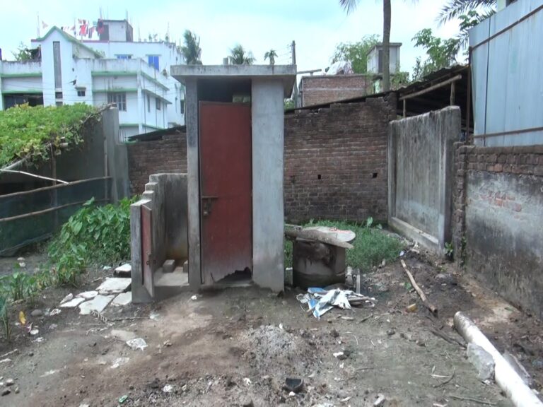 হোটেলের নোংরা-ময়লা আর খোলা টয়লেটের দুর্গন্ধে অতিষ্ঠ এলাকাবাসী