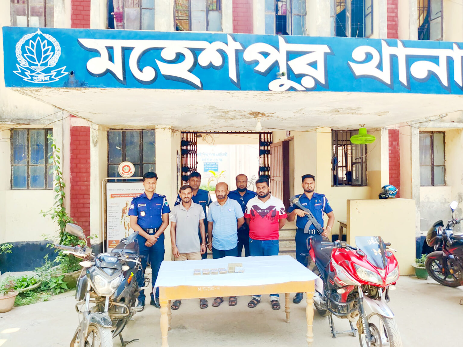 মহেশপুরে চলন্ত বাইক থেকে টাকা ছিনতাই মূলপরিকল্পনাকারী ভাইপোসহ আটক তিন