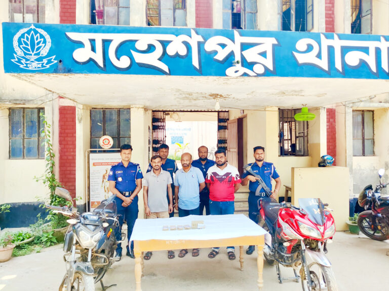 মহেশপুরে চলন্ত বাইক থেকে টাকা ছিনতাই মূলপরিকল্পনাকারী ভাইপোসহ আটক তিন