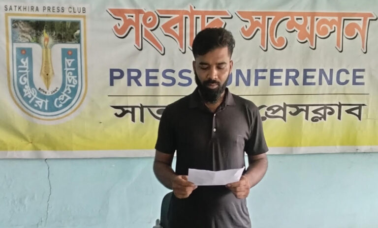 সাতক্ষীরায় চাঁদা না দেওয়ায় ব্যবসায়ীর দোকানপাট ভাঙচুর, লুটপাটের প্রদিবাদে সংবাদ সম্মেলন