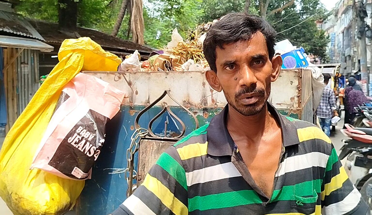 ডাস্টবিনের ‘আবর্জনায়’ আরমানরা খোঁজেন সন্তানের ভবিষ্যৎ (ভিডিও সহ) ডাস্টবিনের ‘আবর্জনায়’ আরমানরা খোঁজেন সন্তানের ভবিষ্যৎ (ভিডিও সহ)