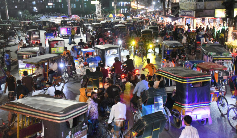 ‘ফাস্টফুডের দখলে ফুটপাত, ইজিবাইকের কব্জায় সড়ক ’