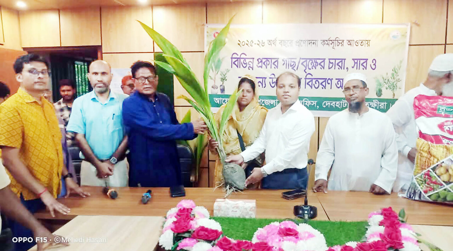 দেবহাটায় প্রনোদনা কর্মসূচির গাছের চারা বিতরণ 