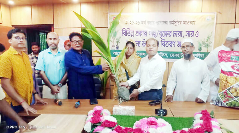দেবহাটায় প্রনোদনা কর্মসূচির গাছের চারা বিতরণ 